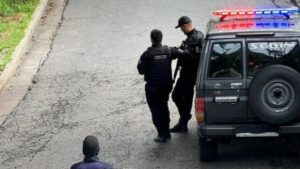 Funcionarios de Inteligencia venezolana rodean la sede diplomática de Argentina en Caracas. Foto: Vente Venezuela.
