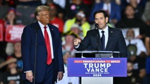 Marco Rubio (d), dirigente del Partido Republicano, junto a Donald Trump en un mitin de la campaña presidencial. Foto: AFP.