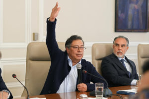 Fotografía cedida por la oficina de prensa de la Presidencia de Colombia del mandatario, Gustavo Petro (i), junto al nuevo jefe de despacho, Armando Benedetti, durante un consejo de ministros. Foto: EFE/ Presidencia De Colombia