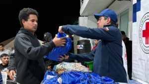 Migrantes ilegales venezolanos deportados de EE. UU. recibieron atenciones humanitarias de la Cruz Roja Venezolana. Foto: CRV.