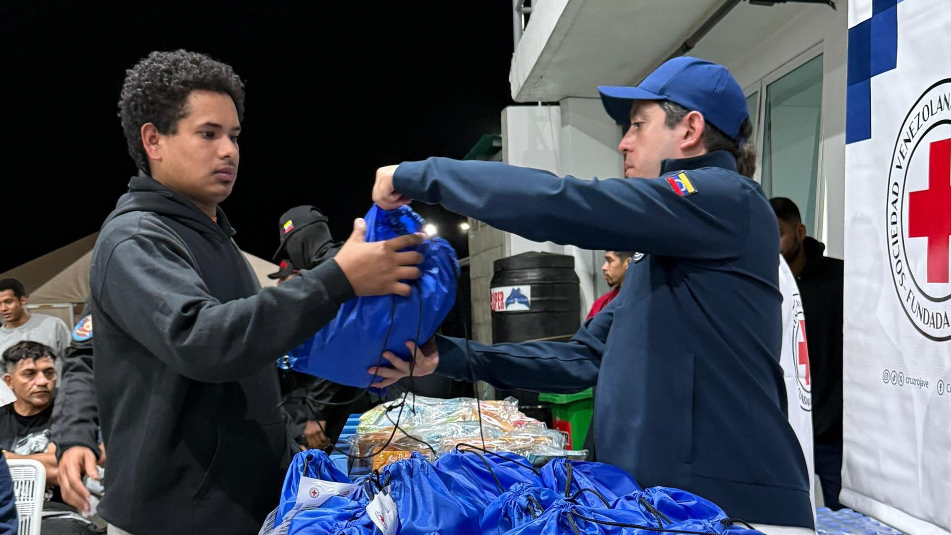 Migrantes ilegales venezolanos deportados de EE. UU. recibieron atenciones humanitarias de la Cruz Roja Venezolana. Foto: CRV.