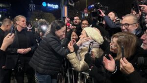 La Premio Nobel de la Paz 2025, María Corina Machado, fue recibida por cientos de venezolanos a su llegada a Oslo. Foto: Luis Carlos Díaz.